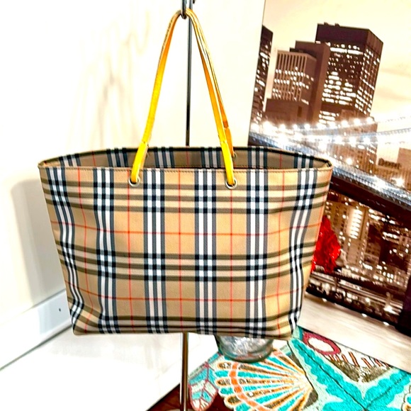 Burberry London Tote handbag A beautiful and clean Burberry bag, great condition